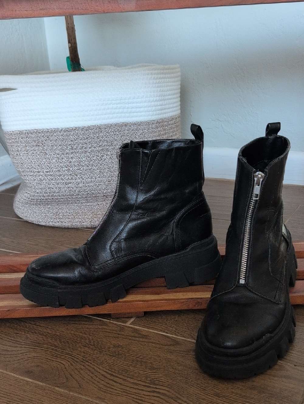 Steve Madden Black Chunky Zip-Up Chunky Lug Boots 9.5